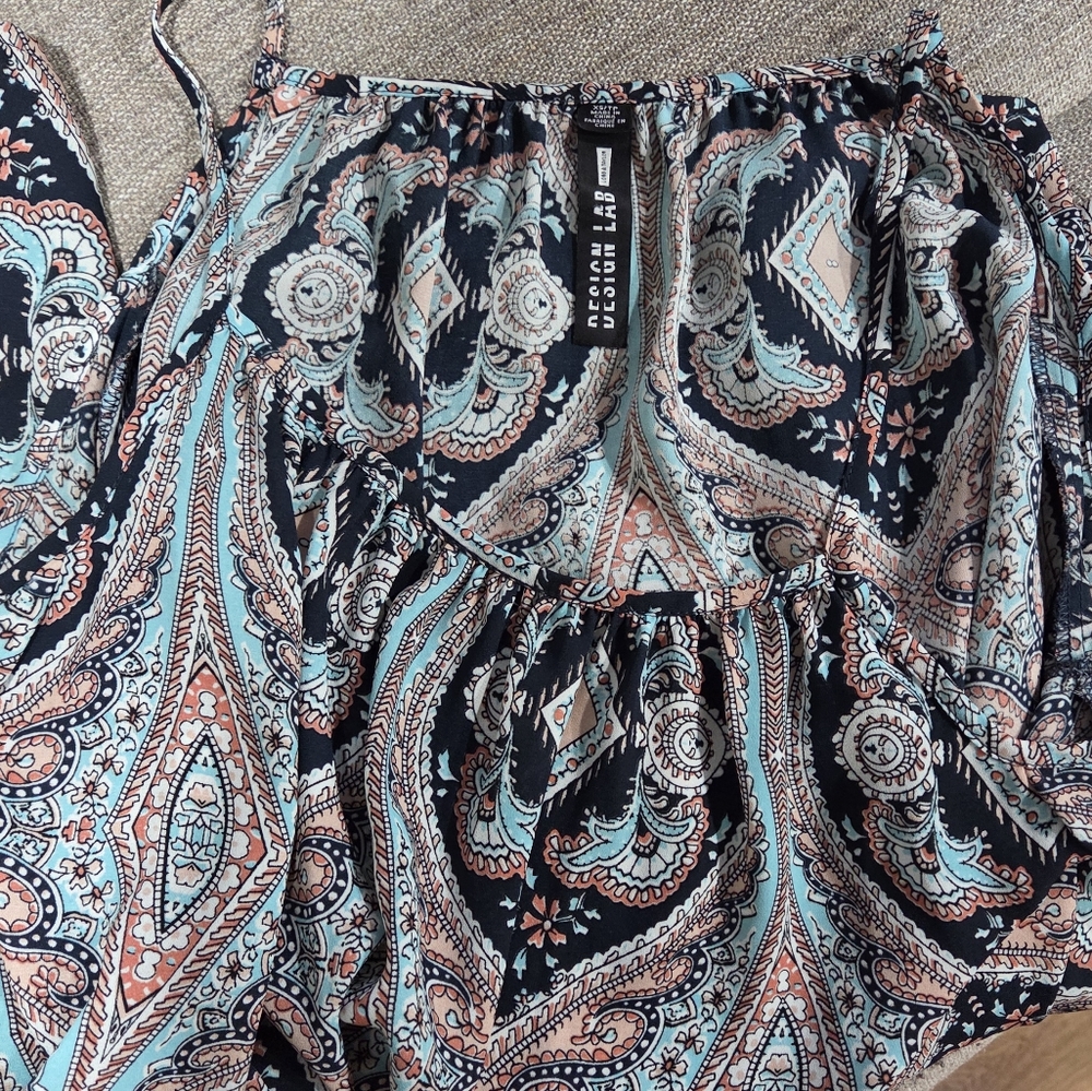 Design Lab Cold Shoulder Top - Picture 2 of 5